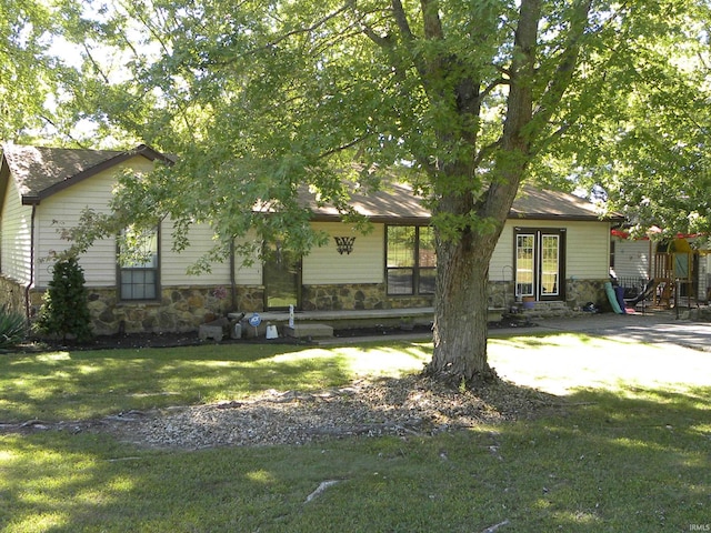 view of front facade featuring a front lawn