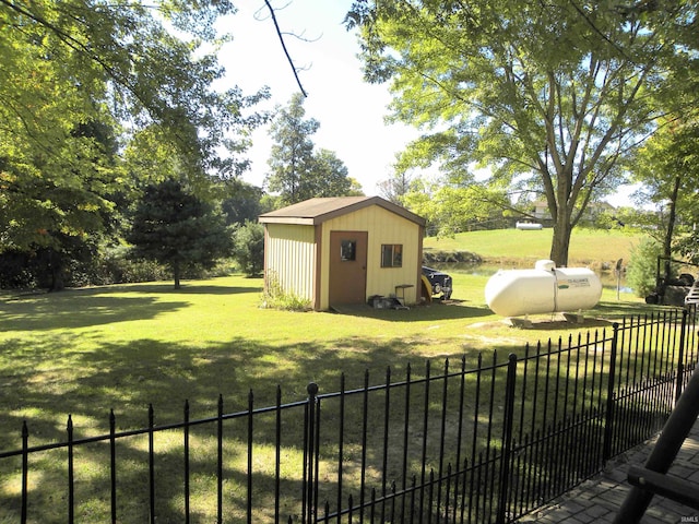 view of yard featuring a shed