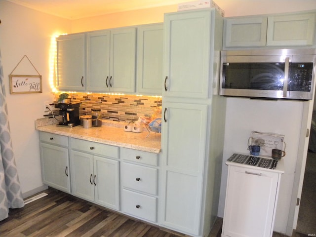 kitchen with backsplash and dark hardwood / wood-style floors