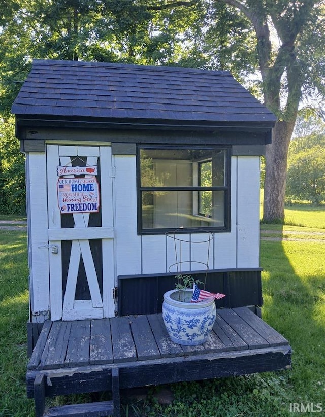 view of outdoor structure with a yard