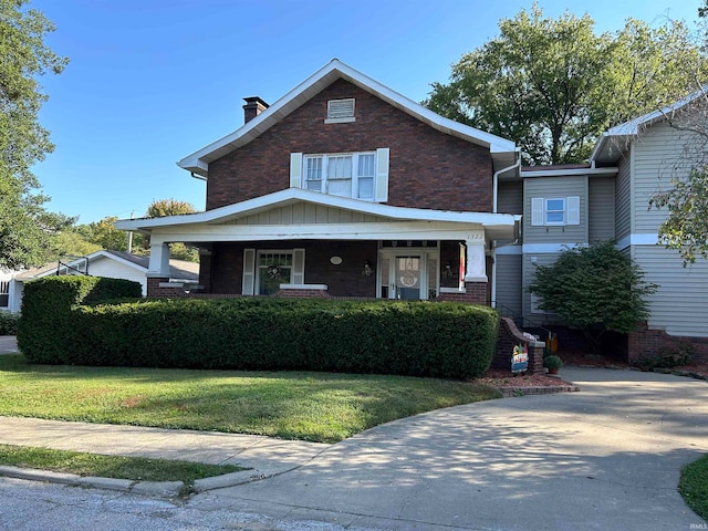 view of front of home featuring a front lawn