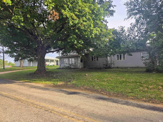 view of front of property featuring a front yard