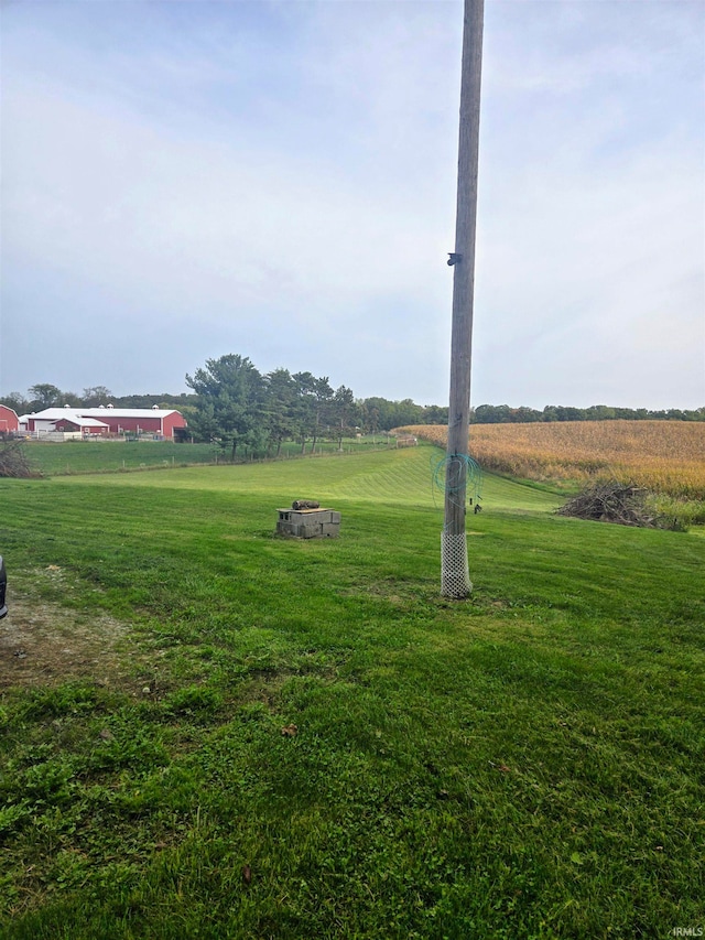 view of yard featuring a rural view