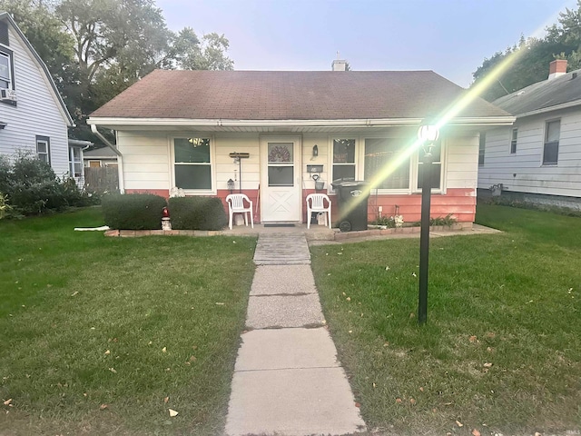 view of front facade featuring covered porch and a front yard