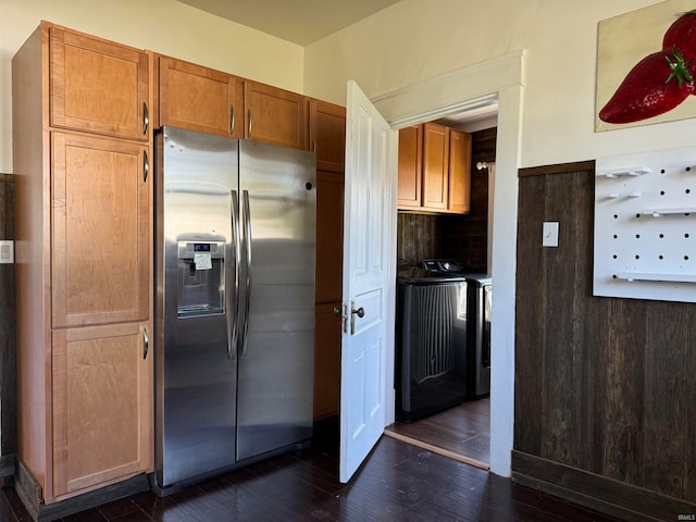 kitchen with washing machine and clothes dryer, dark wood-type flooring, and stainless steel fridge with ice dispenser