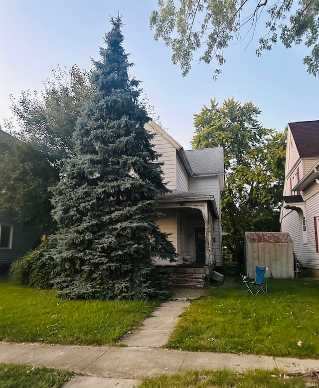 view of front facade featuring a front yard