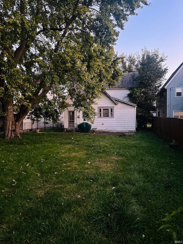 view of yard at dusk