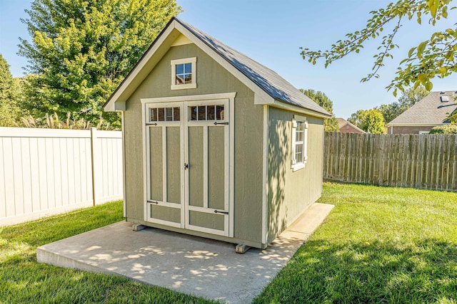 view of outdoor structure featuring a yard