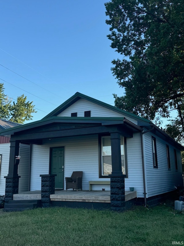 view of front of property with a front yard