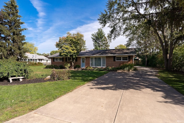 ranch-style home featuring a front lawn