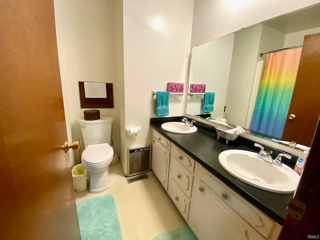 bathroom featuring a shower with curtain, vanity, and toilet