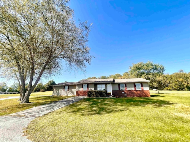 ranch-style home featuring a front lawn