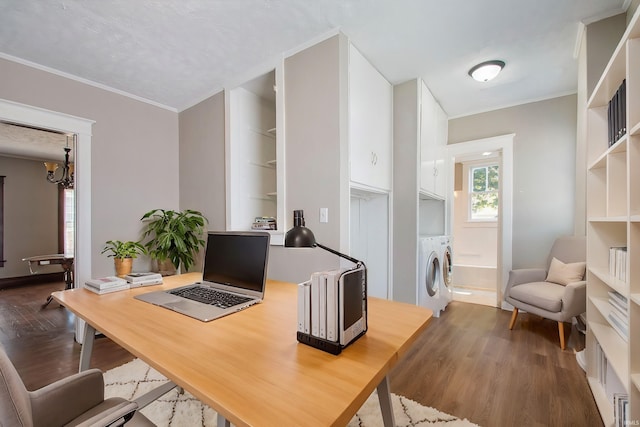 office area featuring separate washer and dryer, a textured ceiling, crown molding, an inviting chandelier, and hardwood / wood-style floors