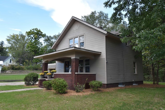 view of front facade featuring a front lawn