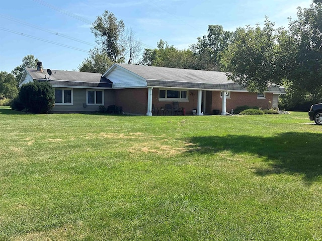 ranch-style home featuring a front lawn