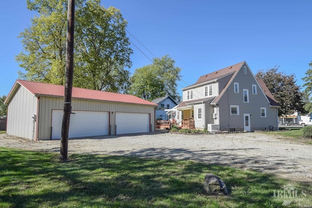 view of front facade featuring a front yard, an outdoor structure, and a garage