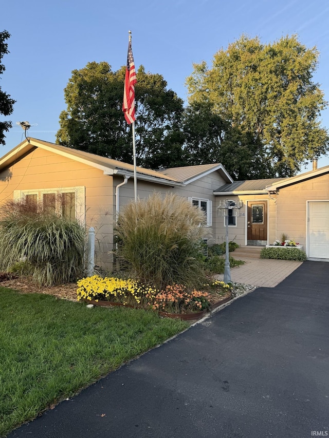 view of front of home featuring a front yard and a garage