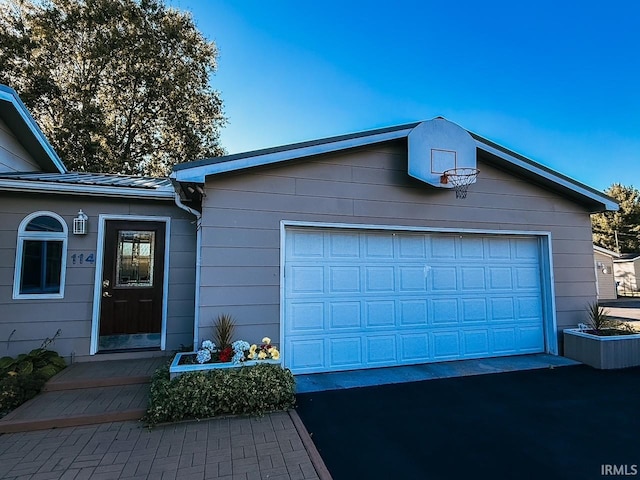 view of front facade featuring a garage