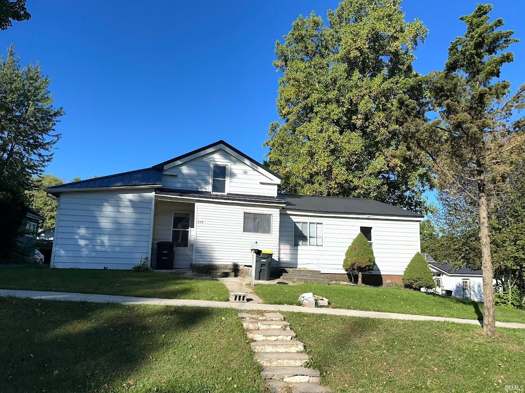 view of front of home featuring a front lawn