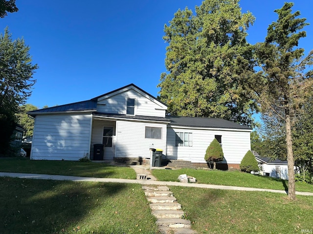 view of front of home featuring a front lawn