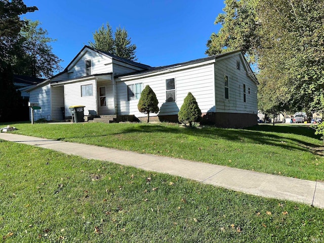 view of front of property featuring a front lawn