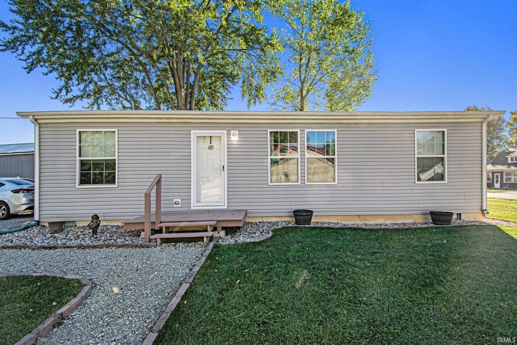 view of front of home featuring a front yard