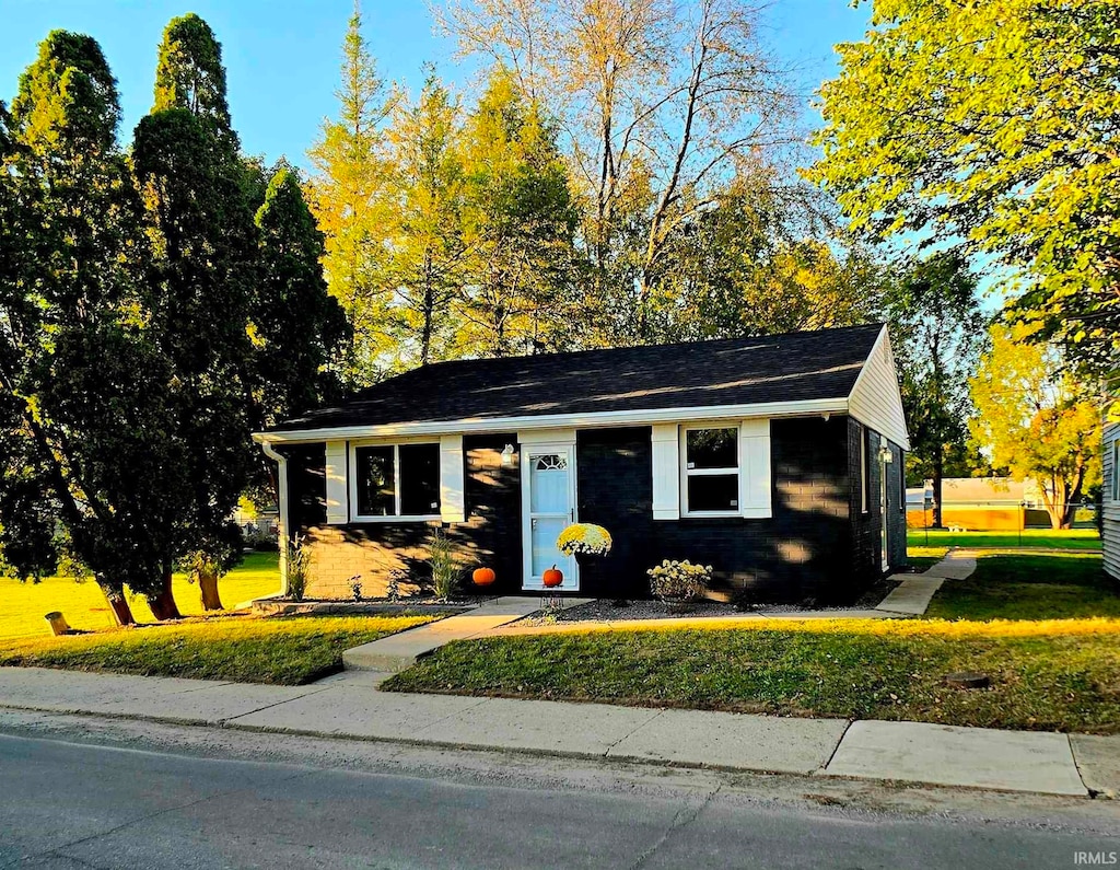 view of front of property featuring a front lawn