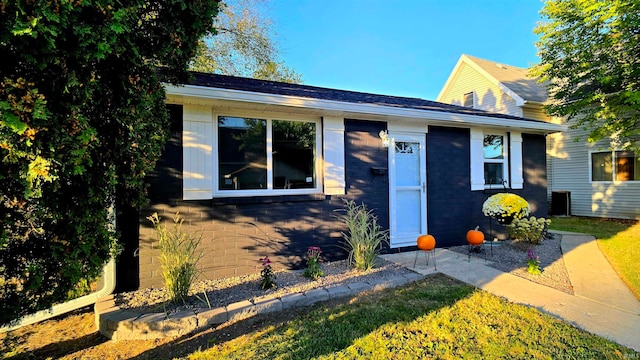 view of front facade featuring a front lawn