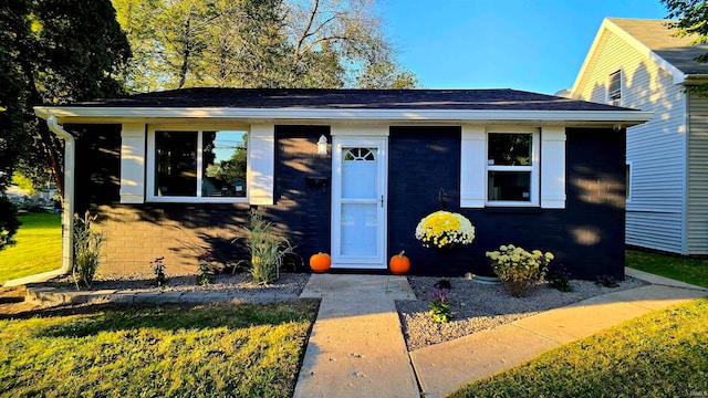 view of front of property with a front yard