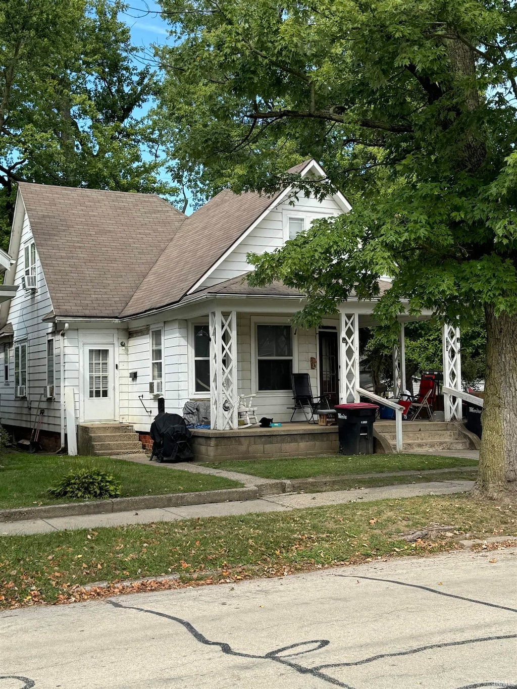 view of front facade featuring a porch