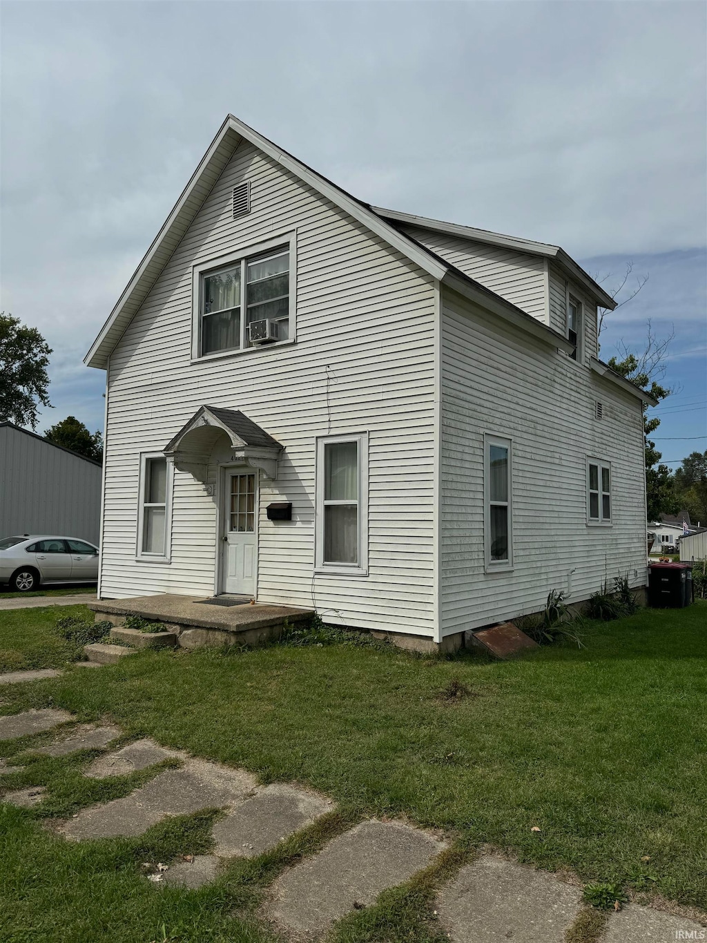 view of front of home featuring a front lawn