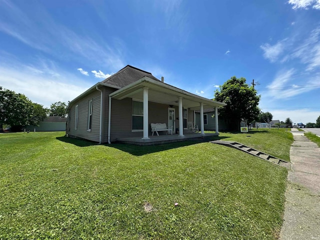 view of front of property featuring a front yard and covered porch