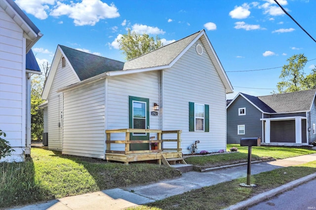 view of front of property featuring a front lawn