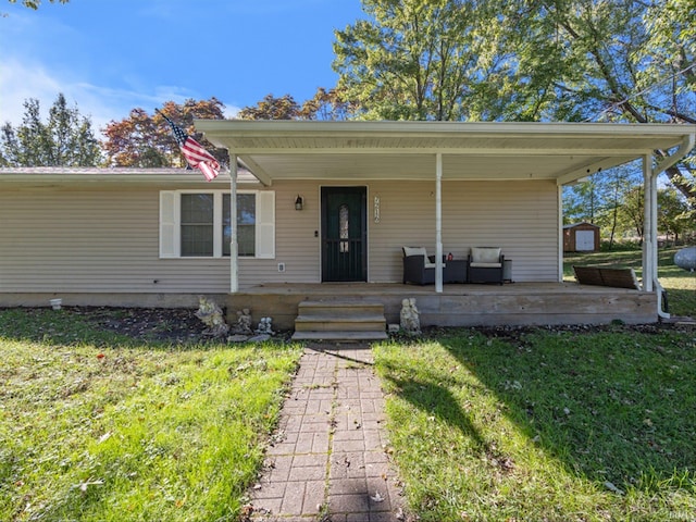 view of front of property with a front yard