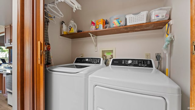laundry room with laundry area and washing machine and clothes dryer