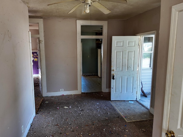 foyer entrance featuring ceiling fan