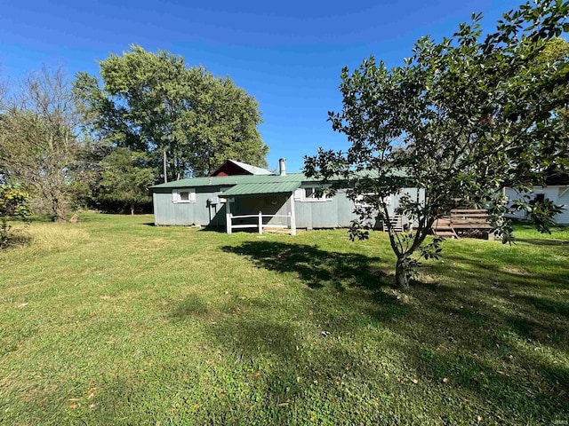 view of yard featuring an outdoor structure