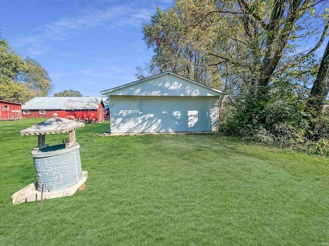 view of yard featuring an outbuilding