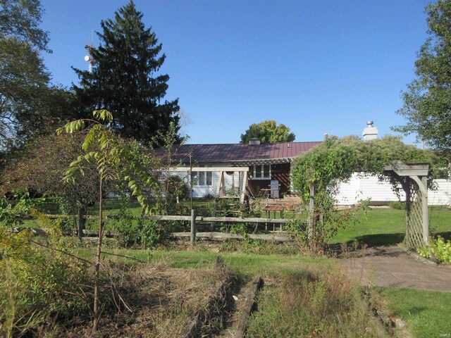 ranch-style home featuring a front lawn