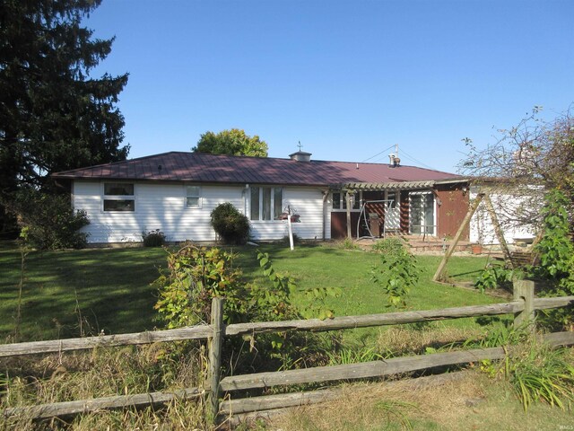 ranch-style house featuring a front lawn