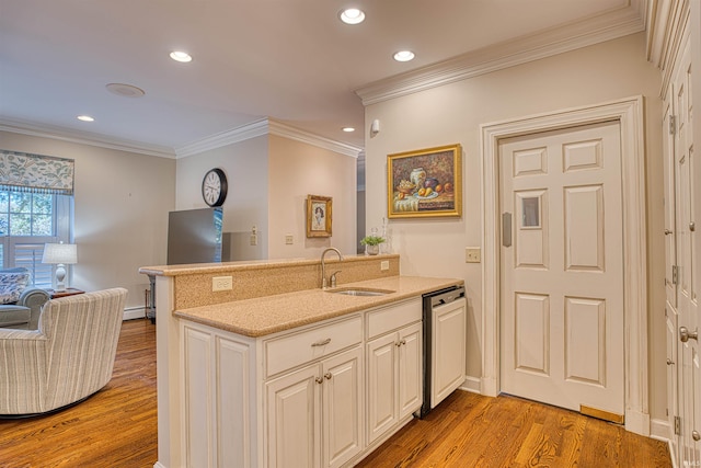 kitchen with kitchen peninsula, light hardwood / wood-style floors, and sink