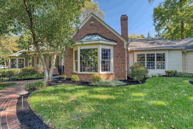 view of front of house with a front lawn