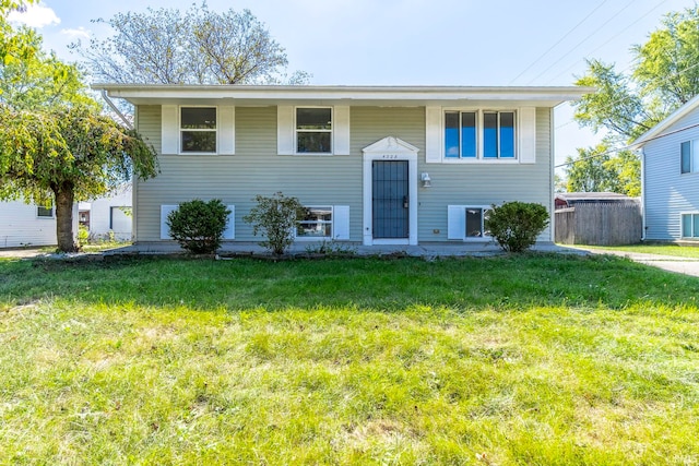 bi-level home featuring central AC and a front lawn