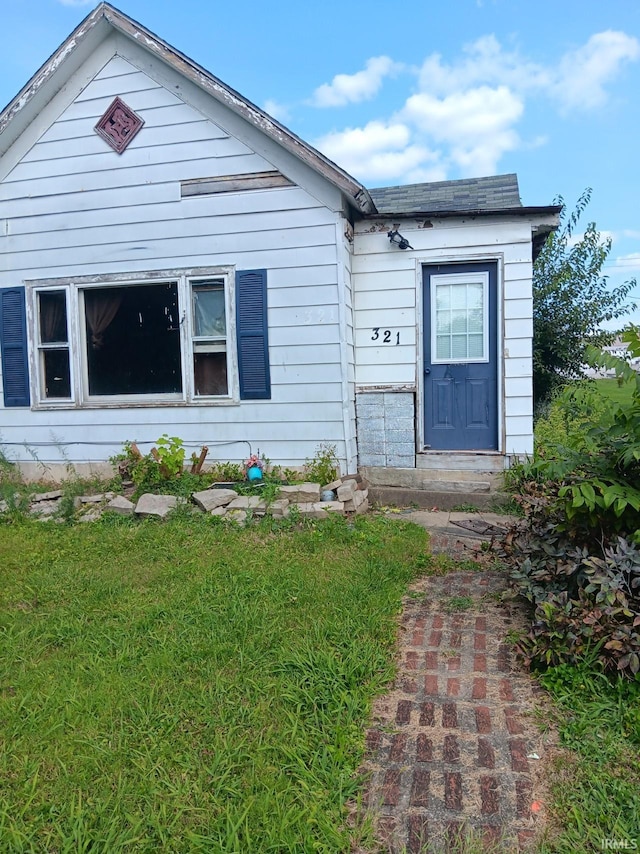 view of front facade with a front yard