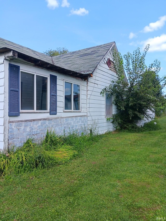 view of side of property featuring a yard