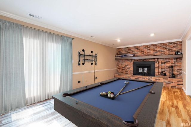 game room with ornamental molding, billiards, and light hardwood / wood-style floors