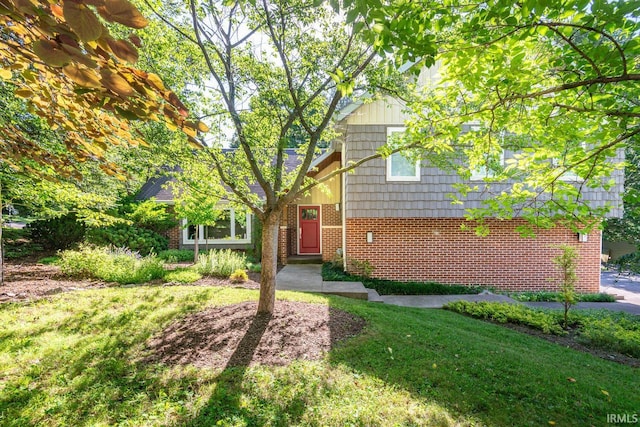 view of front of property with a front lawn