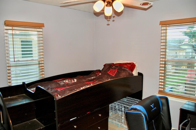 bedroom with ceiling fan