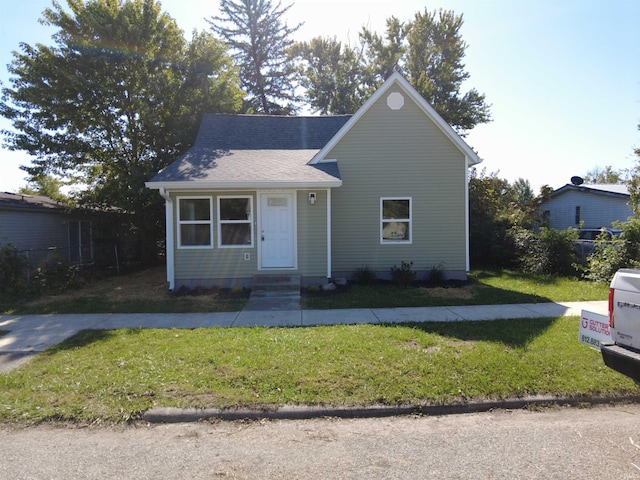 view of front facade featuring a front yard