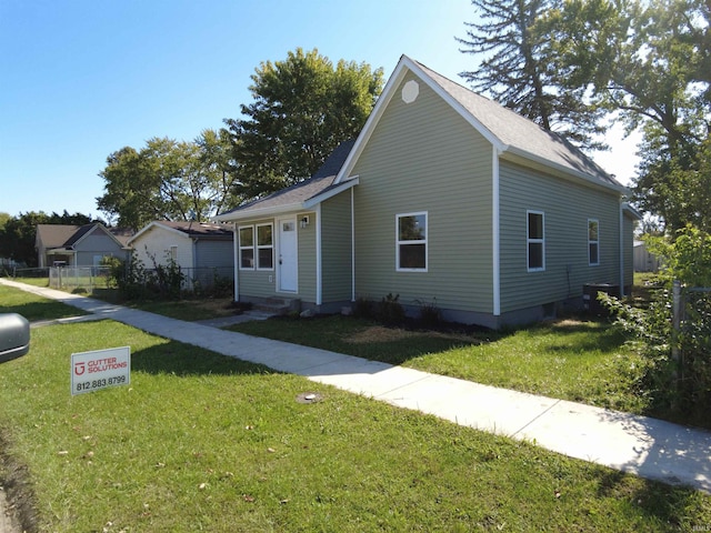 view of front facade with a front lawn